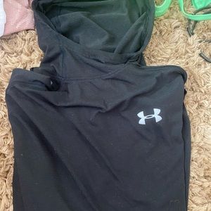 Underarmour hoodie size large. Gently worn